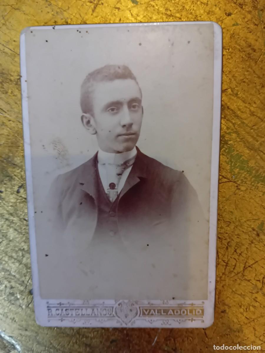 Fotografia antiga: Busto de hombre fot&oacute;grafo, R. Castellanos Valladolid,1910/1920.