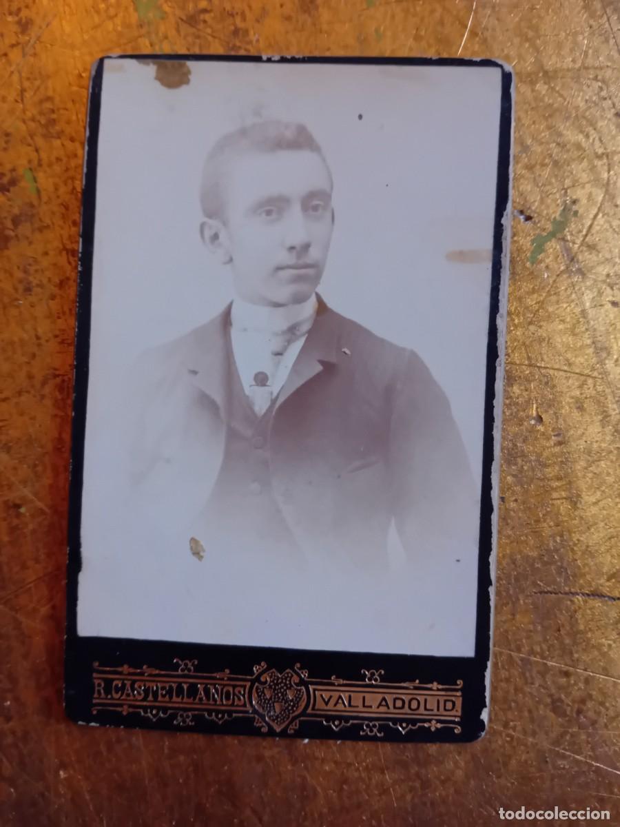 Fotografia antiga: Busto de hombre fot&oacute;grafo, R. Castellanos Valladolid,1910/1920.