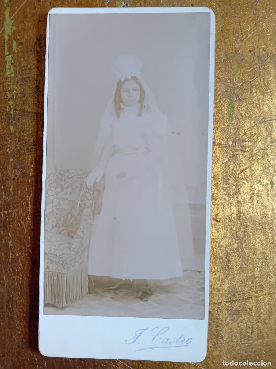 Fotografia antiga: Ni&ntilde;a con traje de primera comuni&oacute;n fot&oacute;grafo F. Castro d&eacute;cada de los 10/20