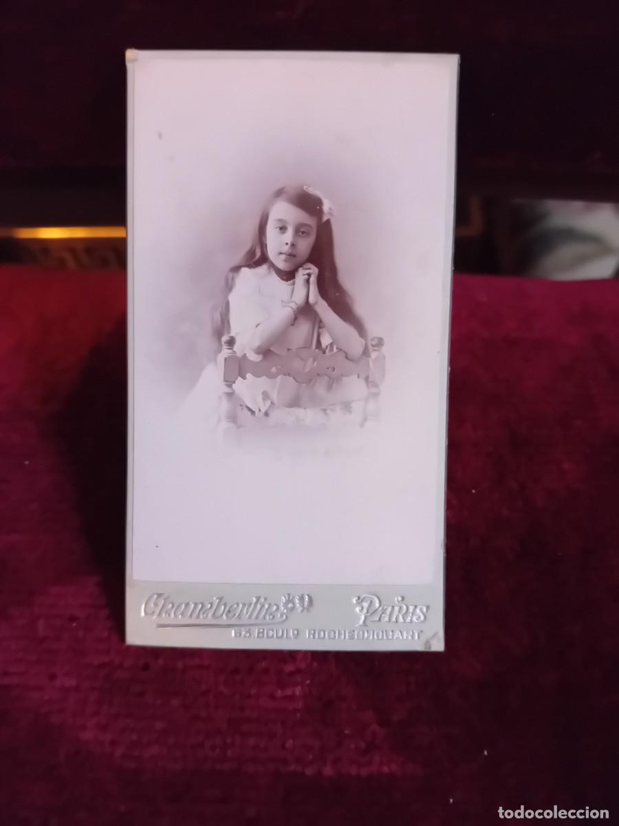 Fotograf&iacute;a antigua: Ni&ntilde;a estribada en una silla fot&oacute;grafo Chamberl&iacute;n Par&iacute;s d&eacute;cada de los 10.