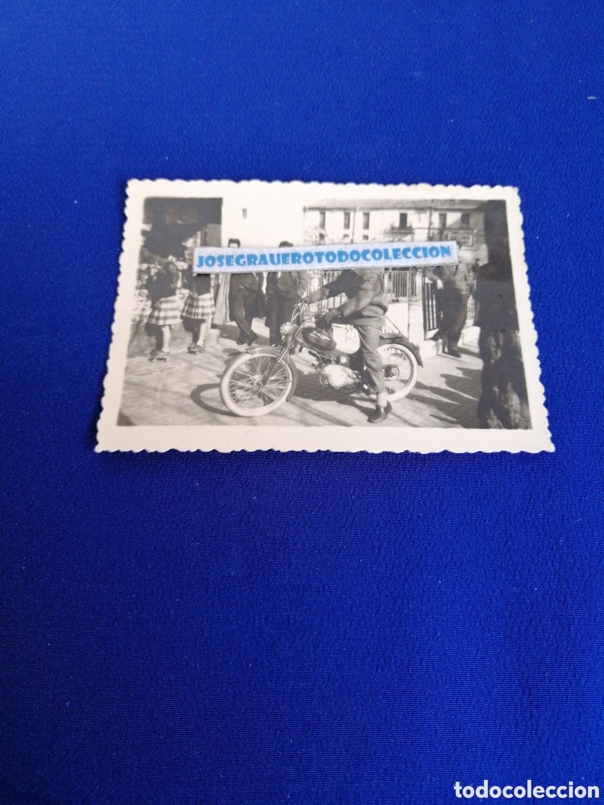 Fotografia antica: MOTO ANTIGUA CON MODELO POSANDO FOTO SIGLO PASADO SELLO FOTOGR&Aacute;FICO CALATAYUD-VINTAGE MOTORCYCLE