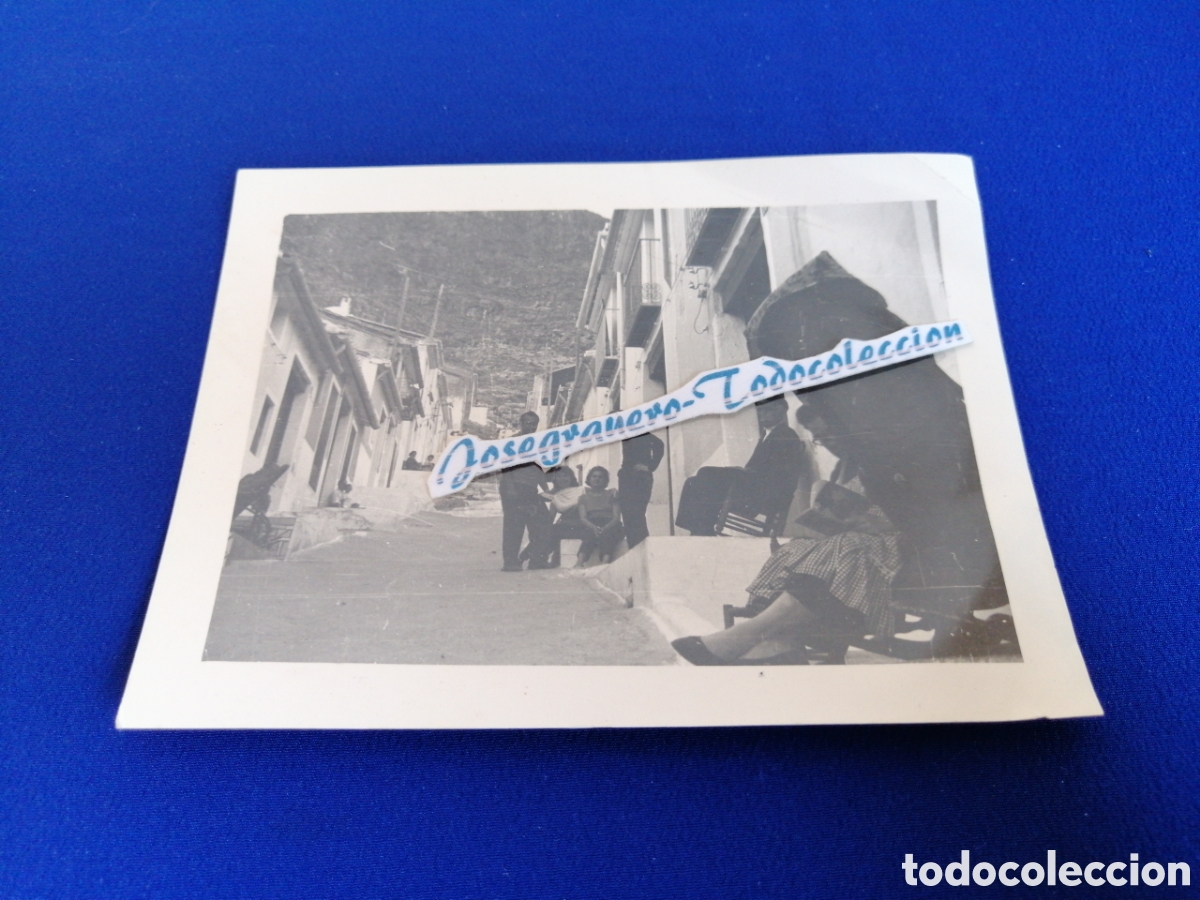 Fotograf&iacute;a antigua: PUEBLO DE ESPA&Ntilde;A RURAL MODELOS POSANDO FOTOGRAF&Iacute;A ANTIGUA SIGLO PASADO SELLO ESCUDER