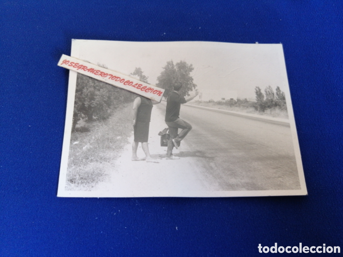 Fotograf&iacute;a antigua: MODELOS POSANDO AUTOSTOP CARRETERA FOTOGRAF&Iacute;A ANTIGUA SIGLO PASADO