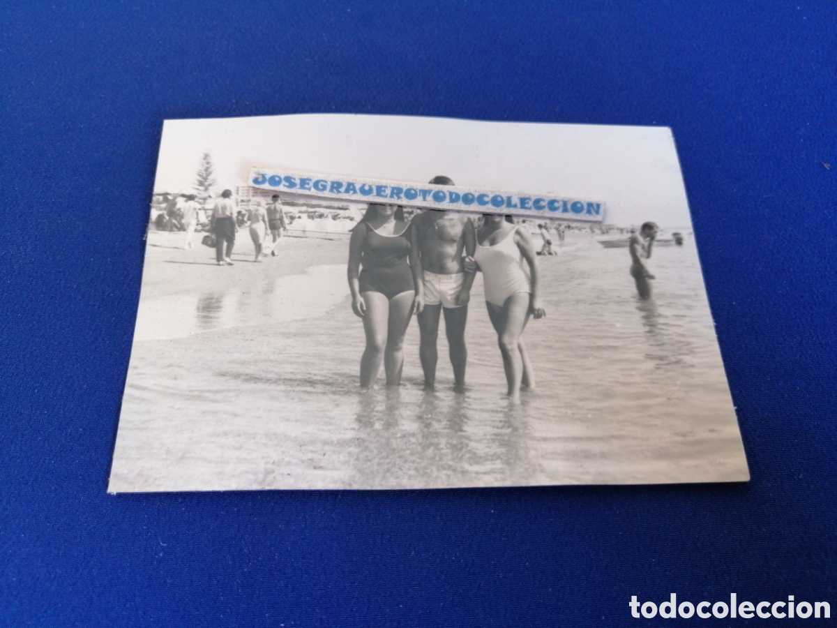 Fotografia antiga: PLAYA MODELOS EN BA&Ntilde;ADOR POSANDO FOTO SIGLO PASADO -BEACH MODELS IN SWIMSUITS POSING