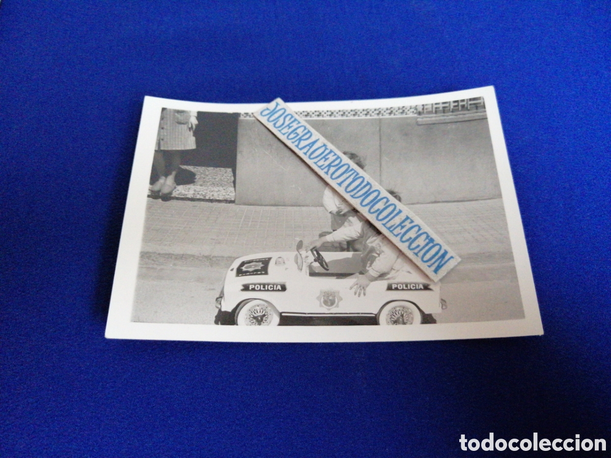 Photographie ancienne: NI&Ntilde;OS MODELOS CON COCHE A PEDALES POLICIA FOTO ANTIGUA SIGLO PASADO PEDALED POLICE CAR