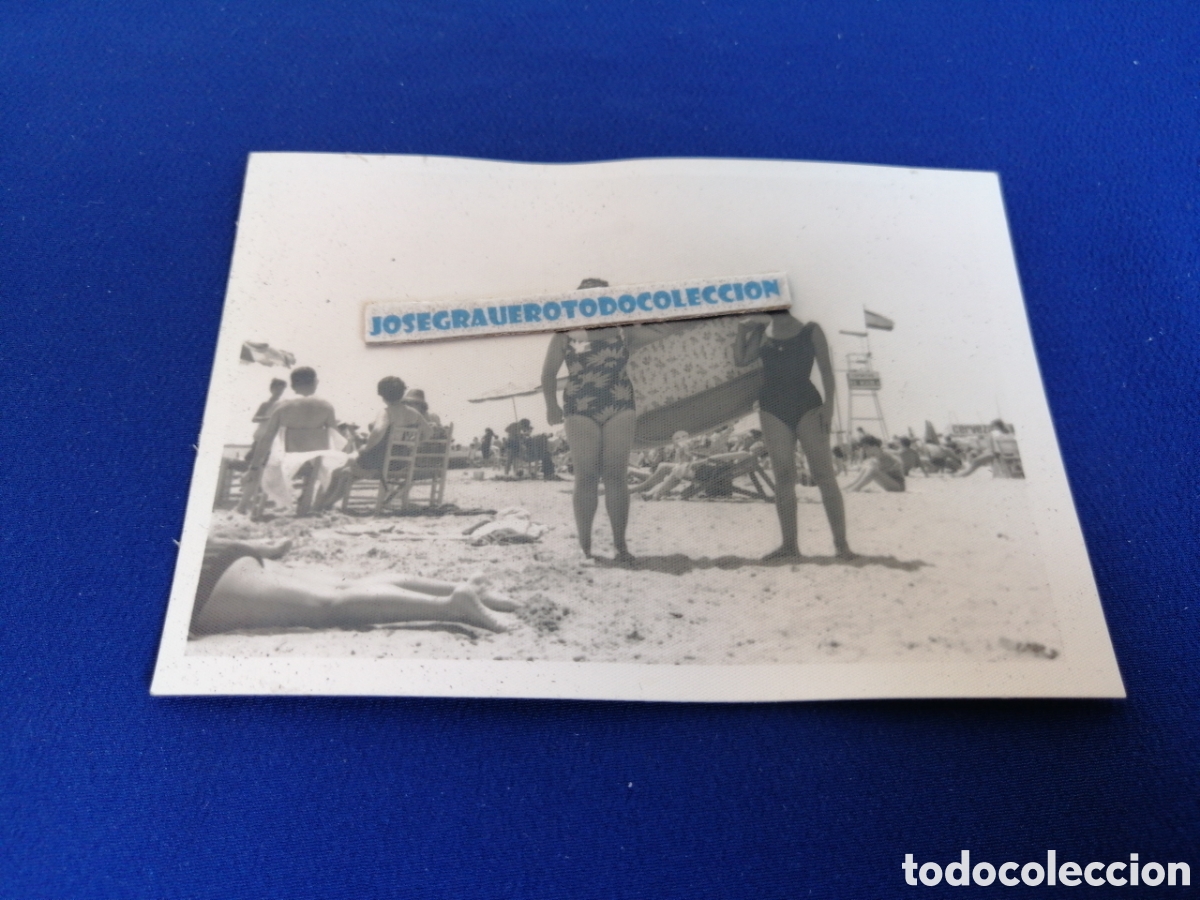 Fotograf&iacute;a antigua: PLAYA MODELOS EN BA&Ntilde;ADOR COLCHONETA HINCHABLE FOTOGRAF&Iacute;A ANTIGUA SIGLO PASADO