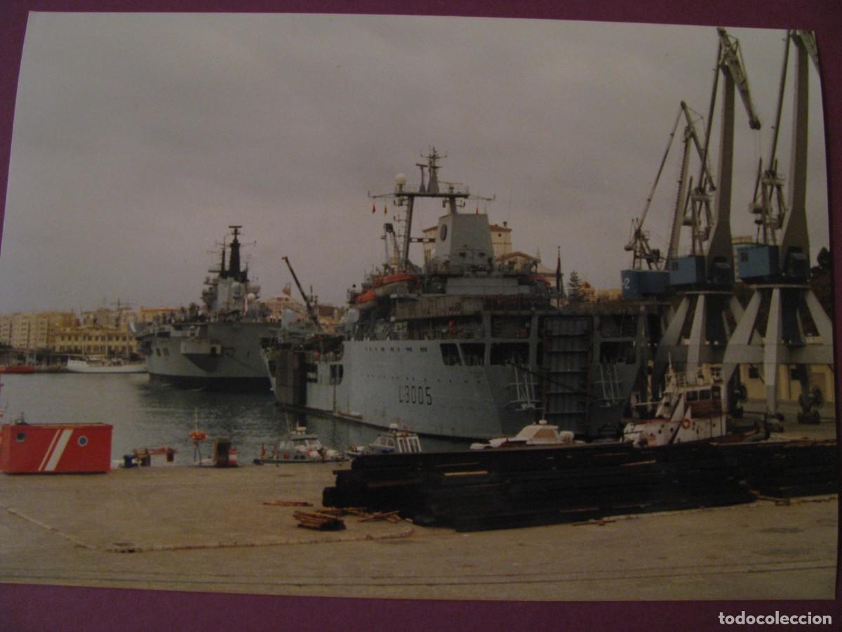 Fotograf&iacute;a antigua: FOTO DE MALAGA. PUERTO. RFA SIR GALAHAD Y PORTAAVIONES R06. 16X12,5 CM NOVIEMBRE 2000