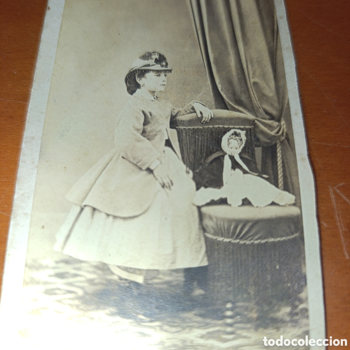 Fotograf&iacute;a antigua: Retrato de estudio&nbsp;&eacute;poca victoriana a la alb&uacute;mina,de una ni&ntilde;a peque&ntilde;a junto a su mu&ntilde;eca,&nbsp;