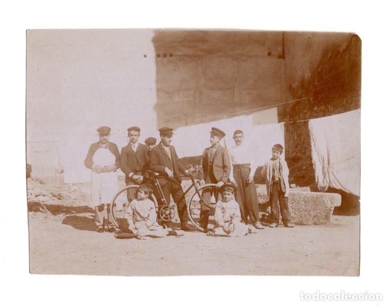 Fotograf&iacute;a antigua: VIC&Aacute;LVARO.(MADRID). GRUPO DE HOMBRES Y NI&Ntilde;OS POSANDO JUNTO A UNA BICICLETA EN UN ENTORNO RURAL. 11X8