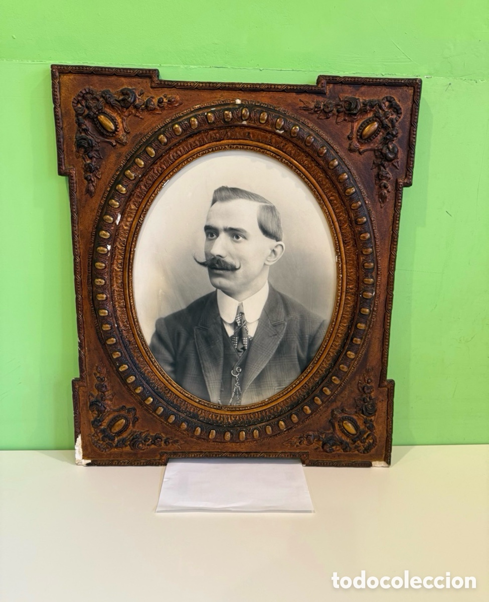 Fotograf&iacute;a antigua: Marco isabelino en estuco dorado con fotograf&iacute;a original retrato hombre s. XIX