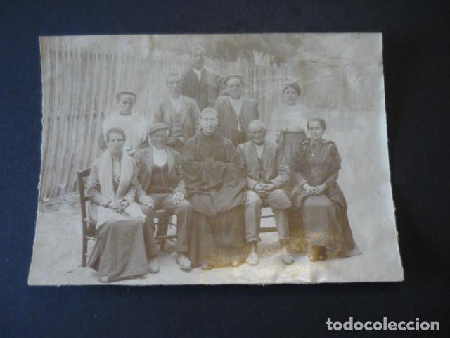 Fotograf&iacute;a antigua: SANTO DOMINGO DE SILOS BURGOS FRAILE CON FAMILIARES ANTIGUA ALBUMINA 17 X 12 CM