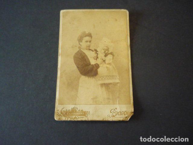 Fotograf&iacute;a antigua: BADAJOZ GARRORENA FOTOGRAFO RETRATO DE NI&Ntilde;O CON AMA DE CRIA NI&Ntilde;ERA ANTIGUA FOTOGRAFIA 8 X 12 CM