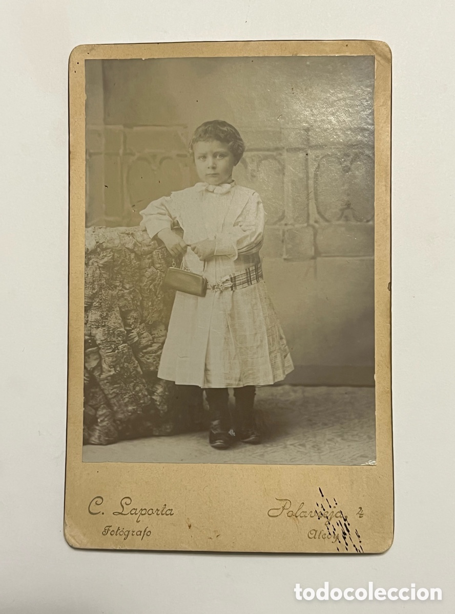 Fotografia antica: ALCOY, Alicante. Fot&oacute;grafo C. Laporta, Ni&ntilde;a posando en el taller del fot&oacute;grafo (fin Siglo XIX)