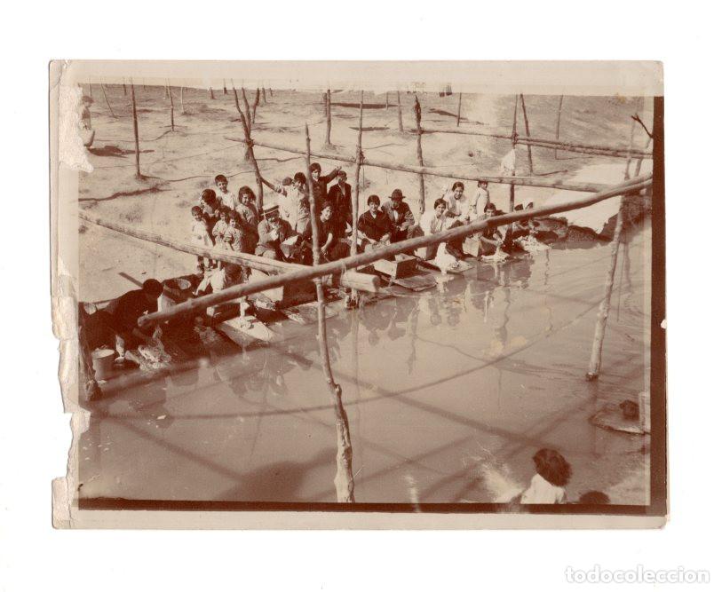 Fotograf&iacute;a antigua: LAVANDERAS DEL R&Iacute;O MANZANARES EN MADRID. 9X11,5.