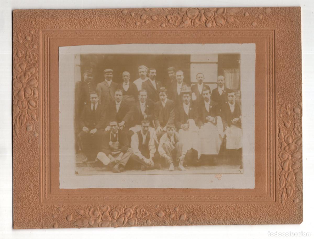 Fotograf&iacute;a antigua: GRUPO DE PERSONAS DE FINALES DEL SIGLO XIX TRABAJADORES, RESTAURANTE. 24X18,2