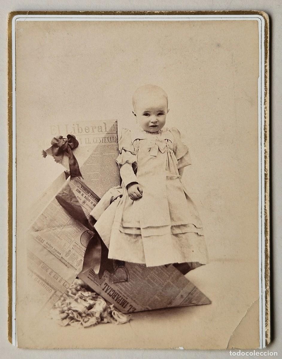 Fotograf&iacute;a antigua: Retrato de de ni&ntilde;o con peri&oacute;dicos, El Liberal, El Imparcial. Fot. an&oacute;nimo