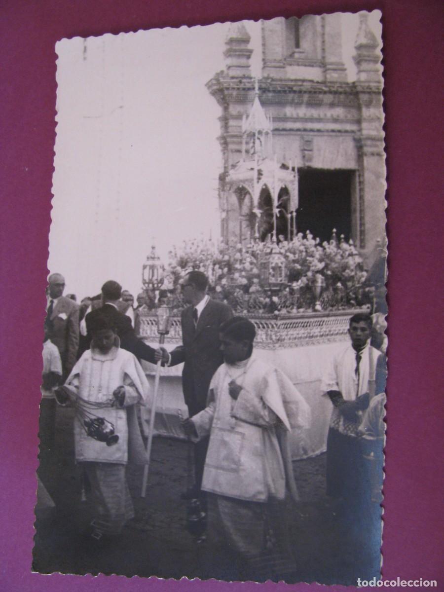 Fotograf&iacute;a antigua: FOTO DE UNA PROCESION EN ALGECIRAS. A&Ntilde;OS 40 O 50. FOTOGRAFO MARTIN. 13,5X8,5 CM