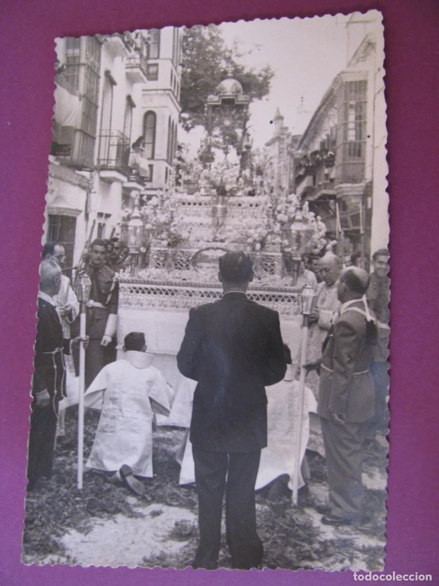 Fotograf&iacute;a antigua: FOTO DE UNA PROCESION EN ALGECIRAS. A&Ntilde;OS 40 O 50. FOTOGRAFO MARTIN. 13,5X8,5 CM