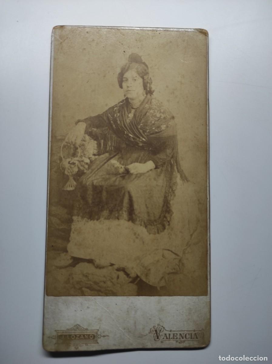 Fotograf&iacute;a antigua: FOTOGRAF&Iacute;A DE UNA JOVEN CON EL TRAJE T&Iacute;PICO VALENCIANO DE FALLAS - FOT&Oacute;GRAFO J. LOZANO, VALENCIA