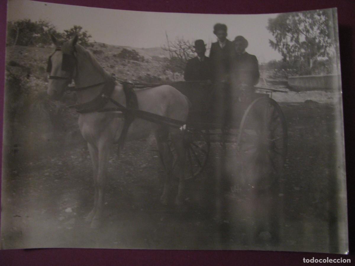 Fotograf&iacute;a antigua: FOTO SIN IDENTIFICAR EL LUGAR. PERSONAS EN UN CARRUAJE. IMAGEN PRINCIPIO SIGLO XX. REVELADO A&Ntilde;OS 80