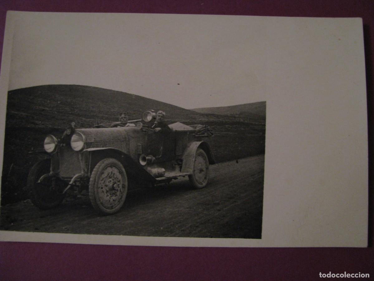 Fotograf&iacute;a antigua: ANTIGUA FOTO SIN IDENTIFICAR EL LUGAR. AUTOMOVIL, PERSONAS. A&Ntilde;OS 1920