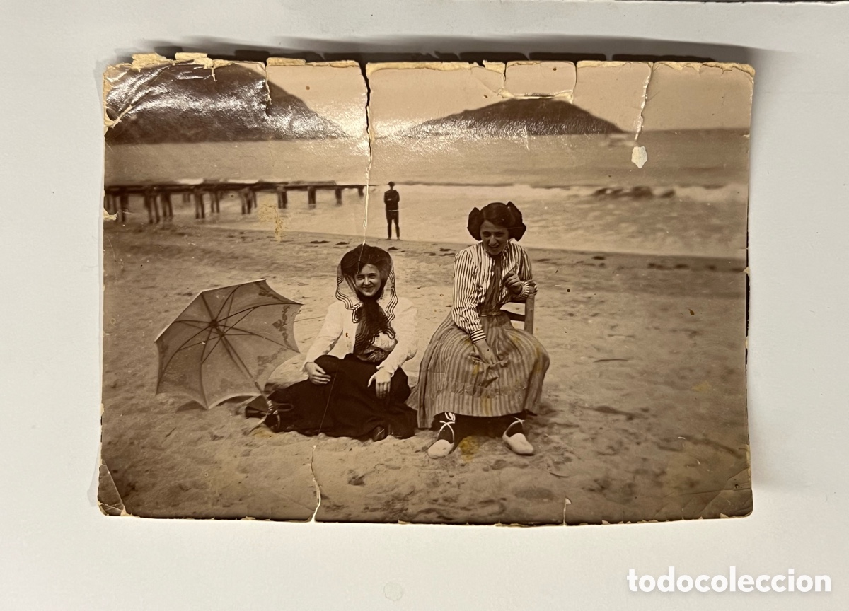 Antique Photography: SAN SEBASTIAN. Vieja Albumina. Se&ntilde;oritas en la Concha.. (h.1890?) da&ntilde;ada..