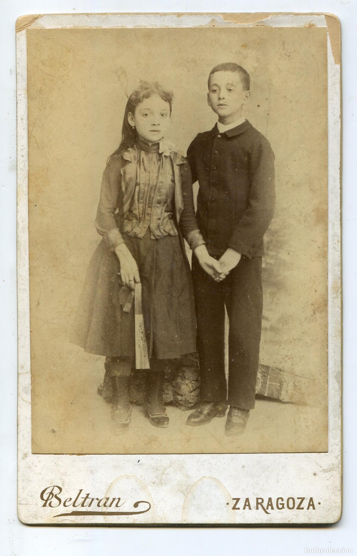 Fotograf&iacute;a antigua: Retrato de dos ni&ntilde;os formato cabinet, Estudio fotogr&aacute;fico de Enrique Beltr&aacute;n, Zaragoza
