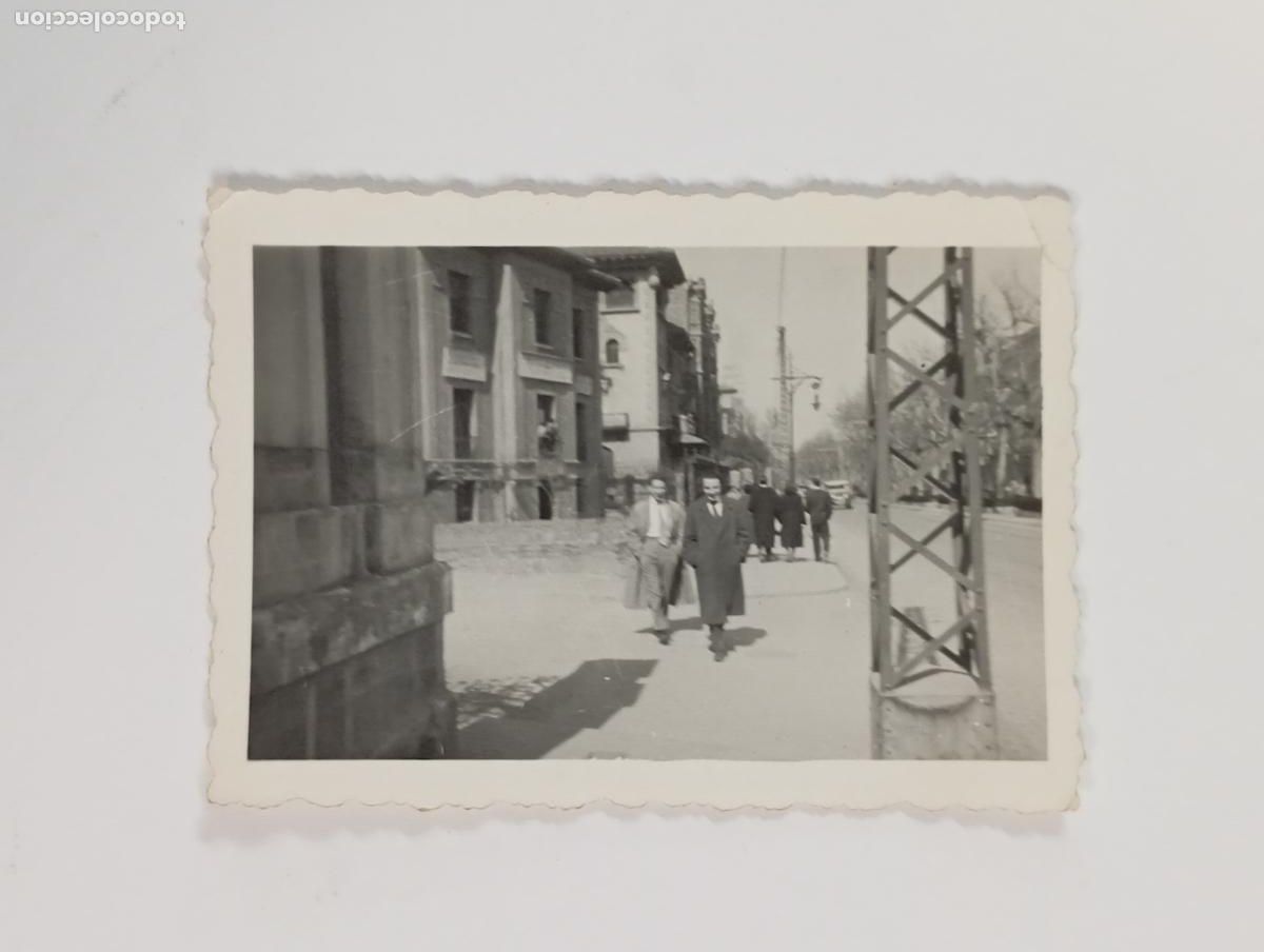 Fotografia antica: ANTIGUA FOTOGRAF&Iacute;A HOMBRES POR LA ACERA. TDKP26Z2