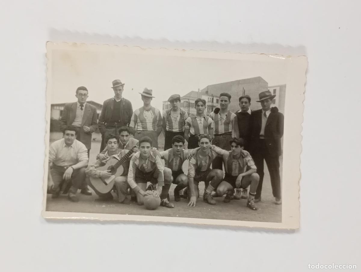 Fotografia antica: ANTIGUA FOTOGRAF&Iacute;A EQUIPO DE F&Uacute;TBOL Y GUITARRISTA. TDKP26Z2