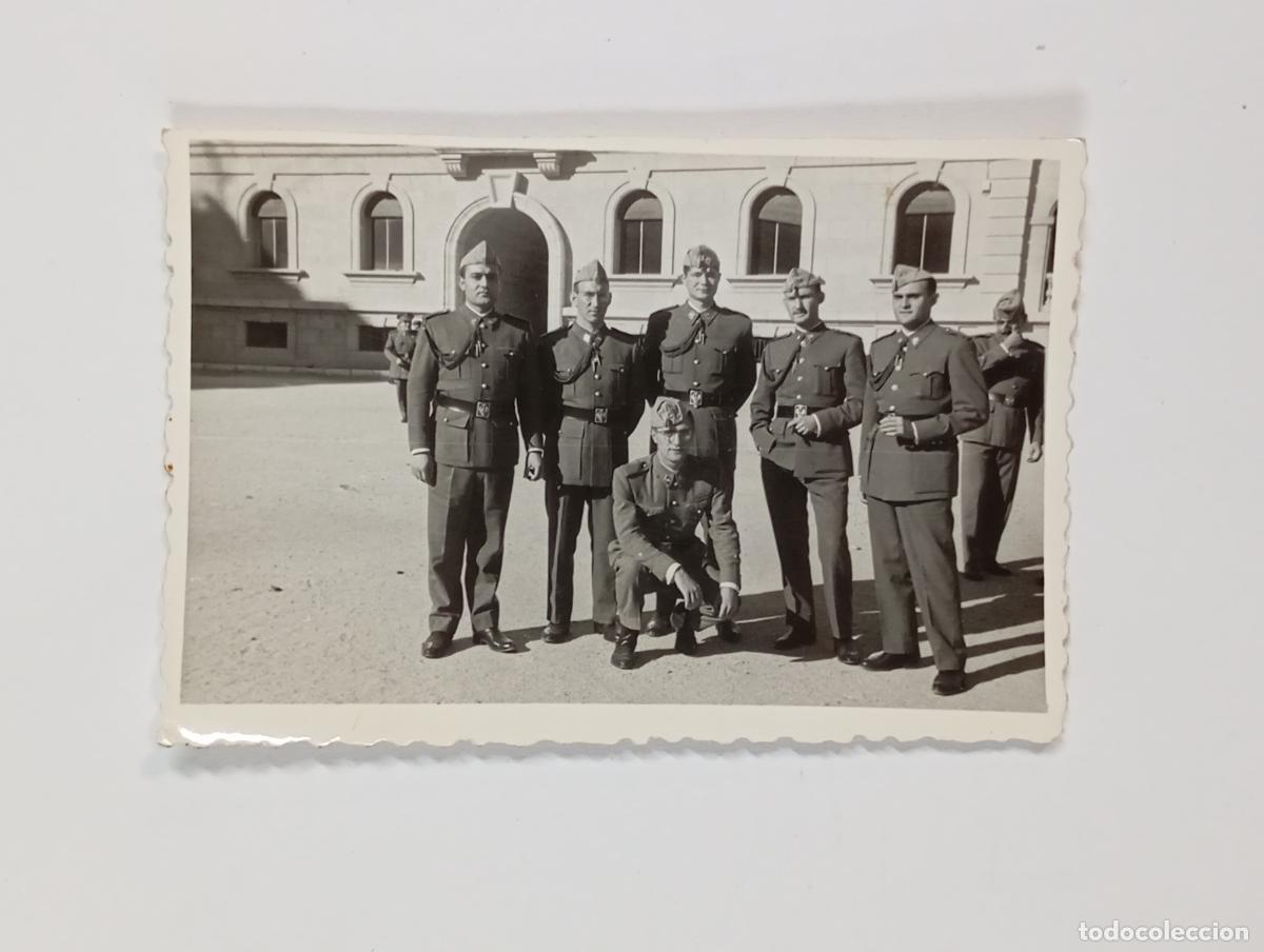 Fotograf&iacute;a antigua: ANTIGUA FOTOGRAF&Iacute;A MILITARES POSANDO Y CUARTEL AL FONDO. TDKP26Z2