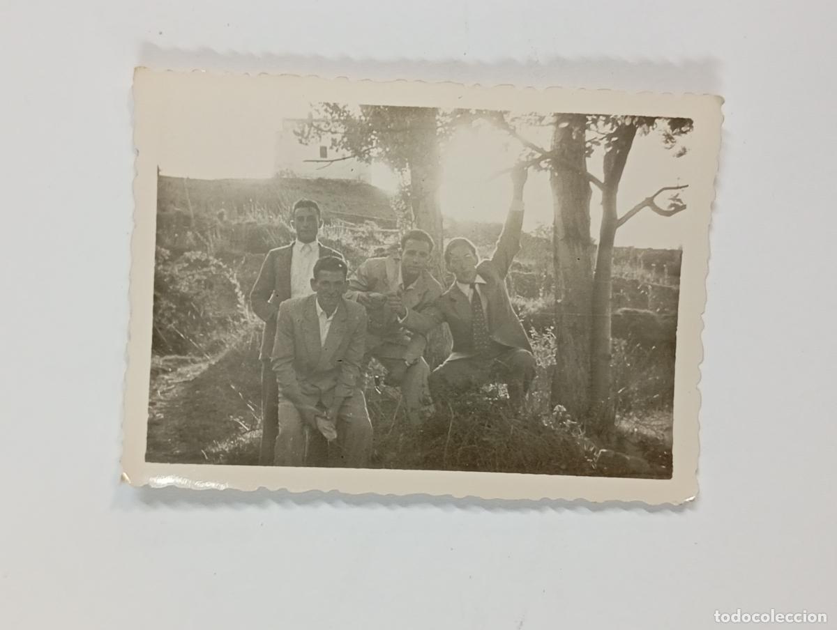 Fotograf&iacute;a antigua: ANTIGUA FOTOGRAF&Iacute;A J&Oacute;VENES EN EL CAMPO. TDKP26Z2