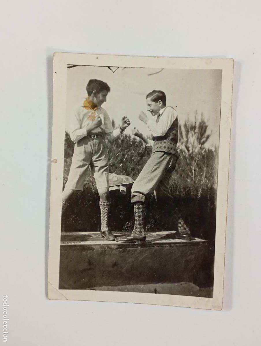 Fotograf&iacute;a antigua: ANTIGUA FOTOGRAF&Iacute;A J&Oacute;VENES FINGIENDO PELEA. TDKP26Z2