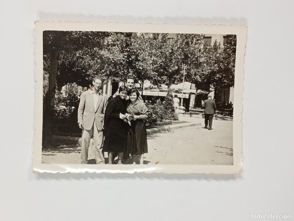 Fotograf&iacute;a antigua: ANTIGUA FOTOGRAF&Iacute;A PERSONAS POSANDO EN LA CIUDAD. TDKP26Z2