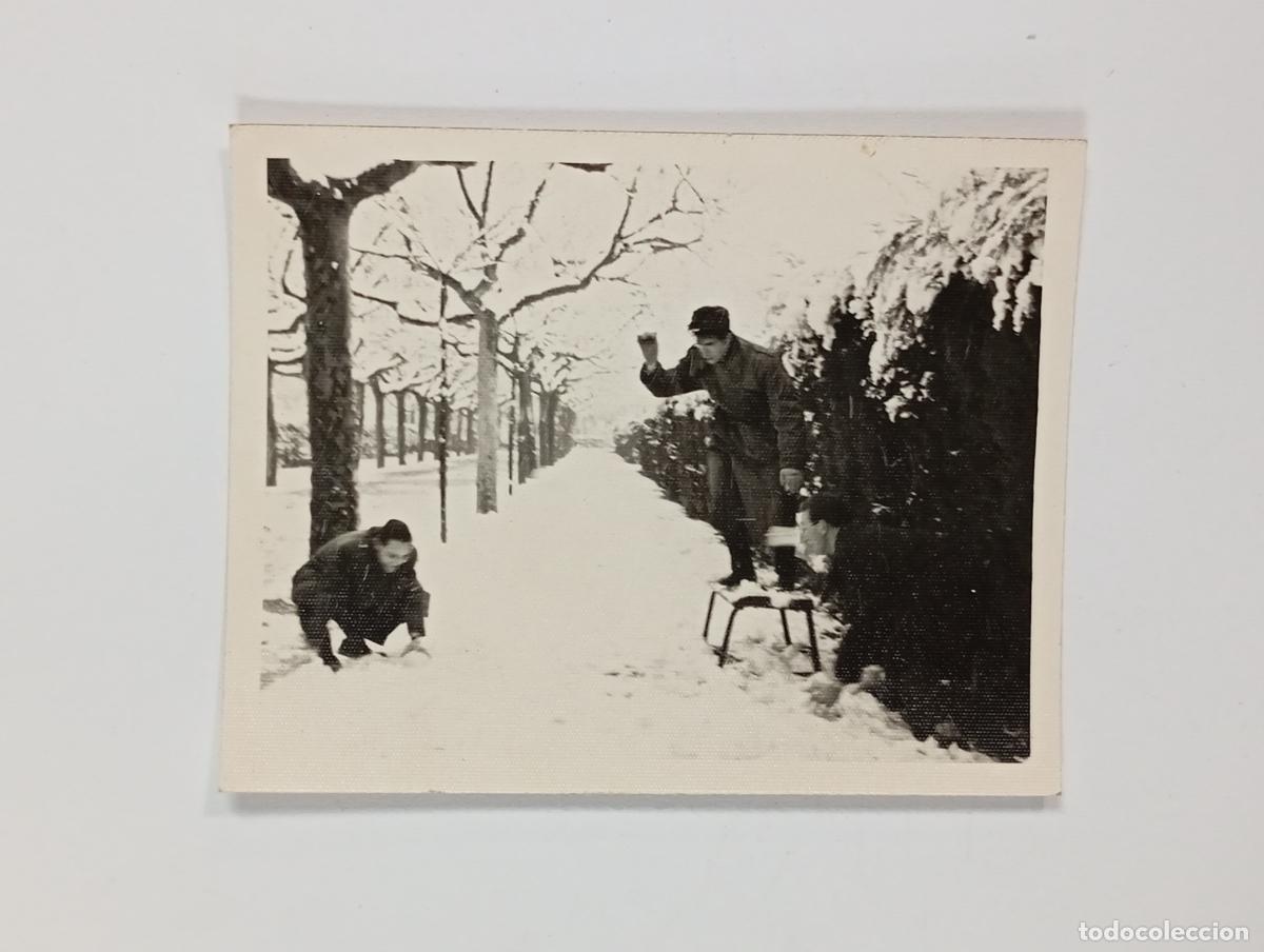 Fotograf&iacute;a antigua: ANTIGUA FOTOGRAF&Iacute;A PERSONAS CIUDAD CON NIEVE. TDKP26Z2