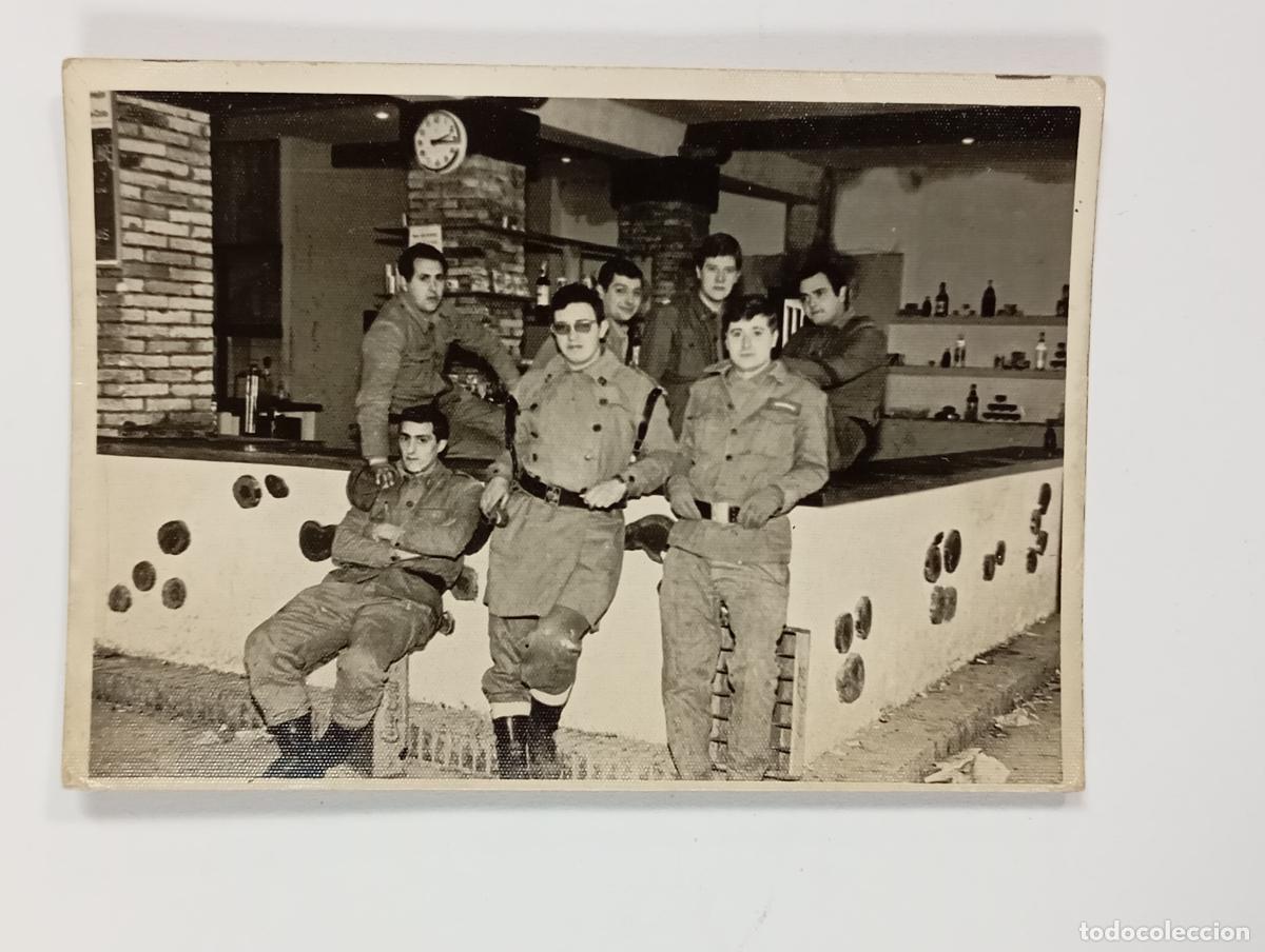 Fotograf&iacute;a antigua: ANTIGUA FOTOGRAF&Iacute;A MILITARES POSANDO EN UN BAR. TDKP26Z2