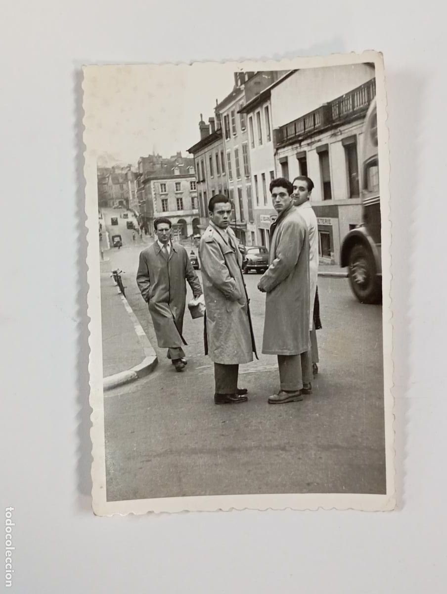 Fotograf&iacute;a antigua: ANTIGUA FOTOGRAF&Iacute;A PERSONAS POSANDO CALLE CIUDAD. TDKP26Z2