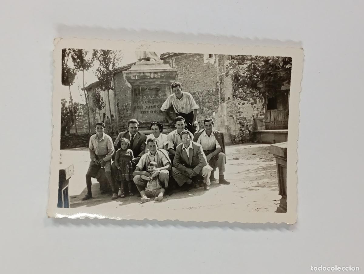 Alte Fotografie: ANTIGUA FOTOGRAF&Iacute;A PERSONAS POSANDO PLAZA DE PUEBLO. TDKP26Z2