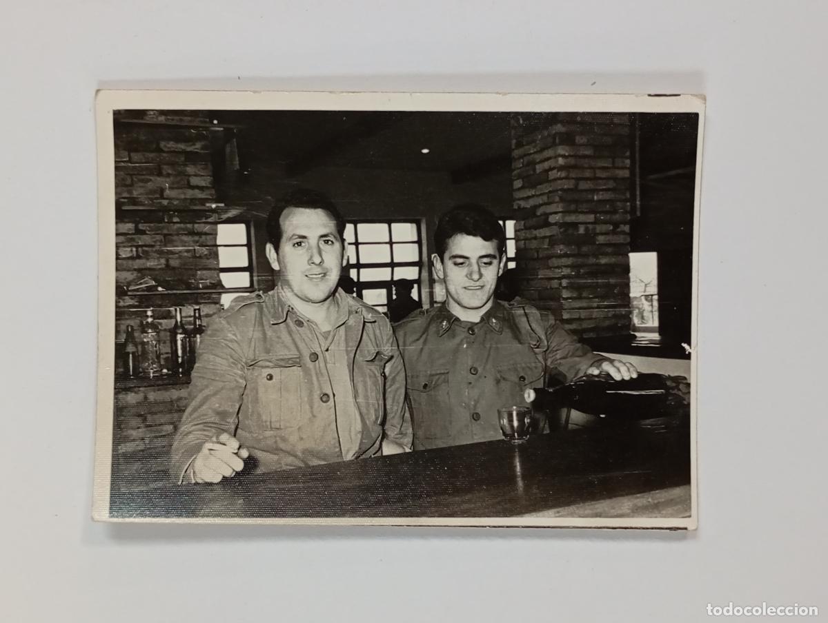 Fotografia antiga: ANTIGUA FOTOGRAF&Iacute;A MILITARES EN UN BAR. TDKP26Z2