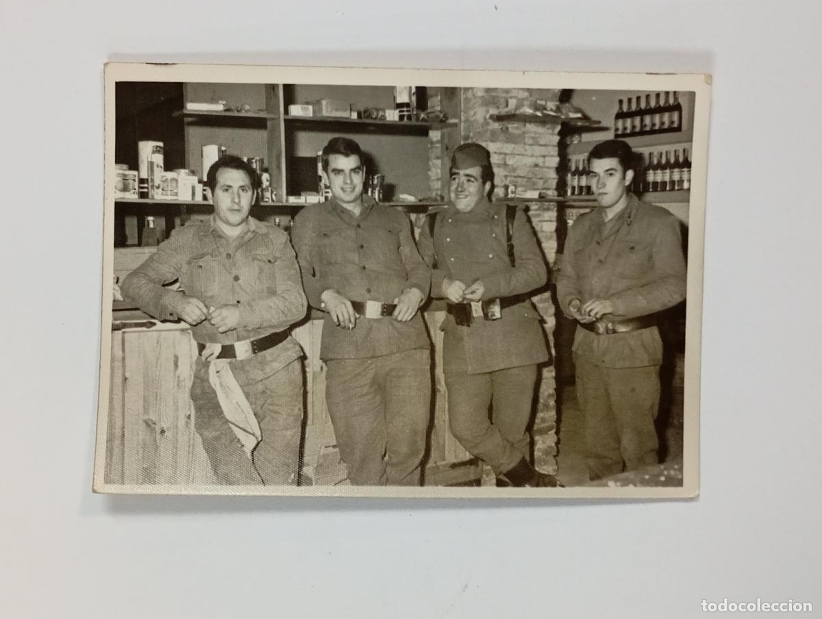 Fotografia antiga: ANTIGUA FOTOGRAF&Iacute;A MILITARES POSANDO EN BAR. TDKP26Z2