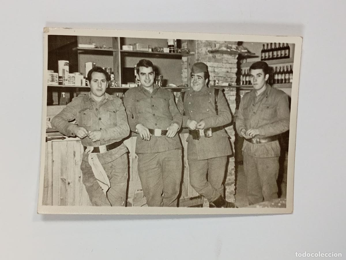 Fotografia antiga: ANTIGUA FOTOGRAF&Iacute;A MILITARES POSANDO EN BAR. TDKP26Z2