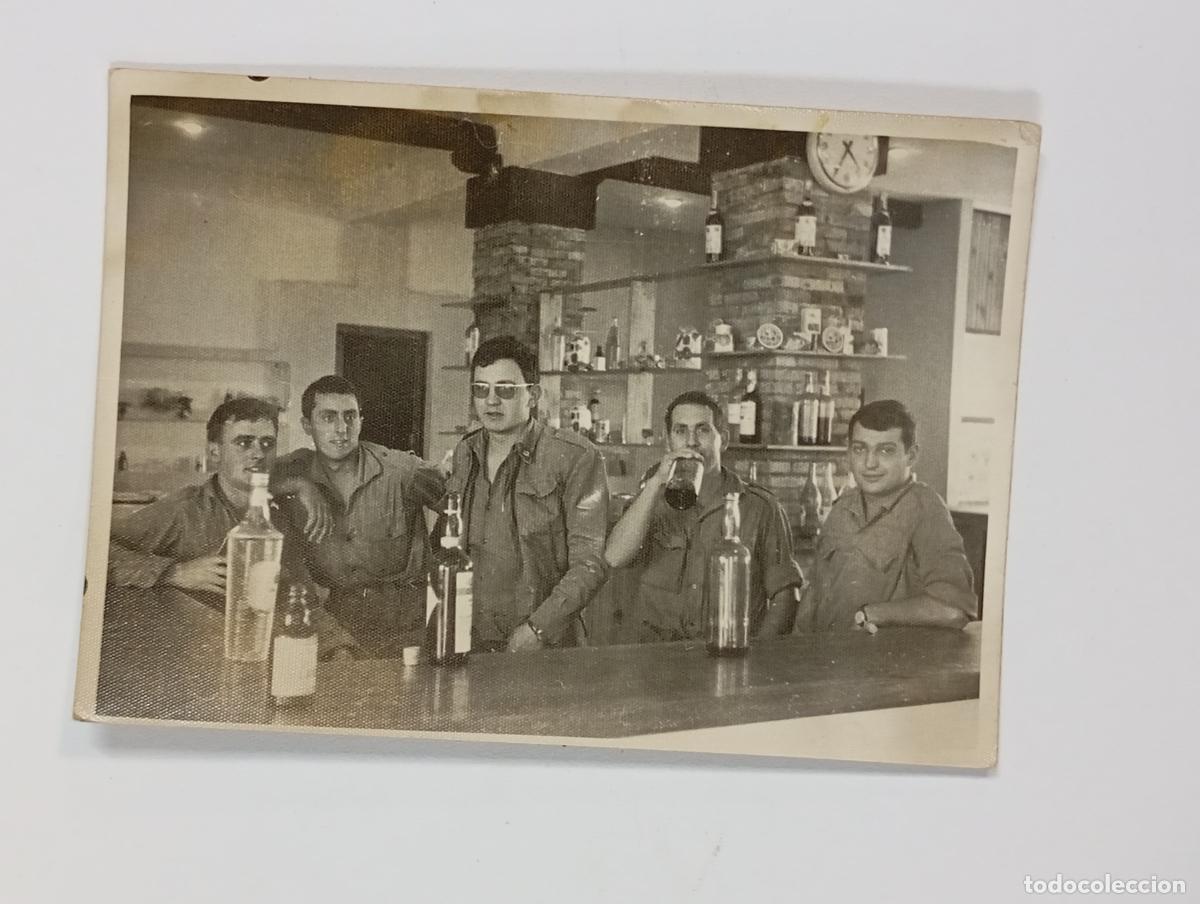 Fotografia antiga: ANTIGUA FOTOGRAF&Iacute;A MILITARES POSANDO EN BAR. TDKP26Z2