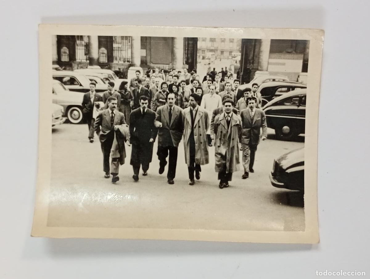 Fotograf&iacute;a antigua: ANTIGUA FOTOGRAF&Iacute;A GENTE LLEGANDO A MISA DE BODA. TDKP26Z2