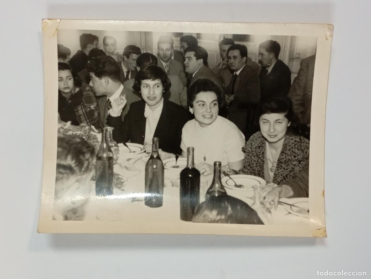 Fotograf&iacute;a antigua: ANTIGUA FOTOGRAF&Iacute;A GENTE EN BANQUETE DE DE BODA. TDKP26Z2