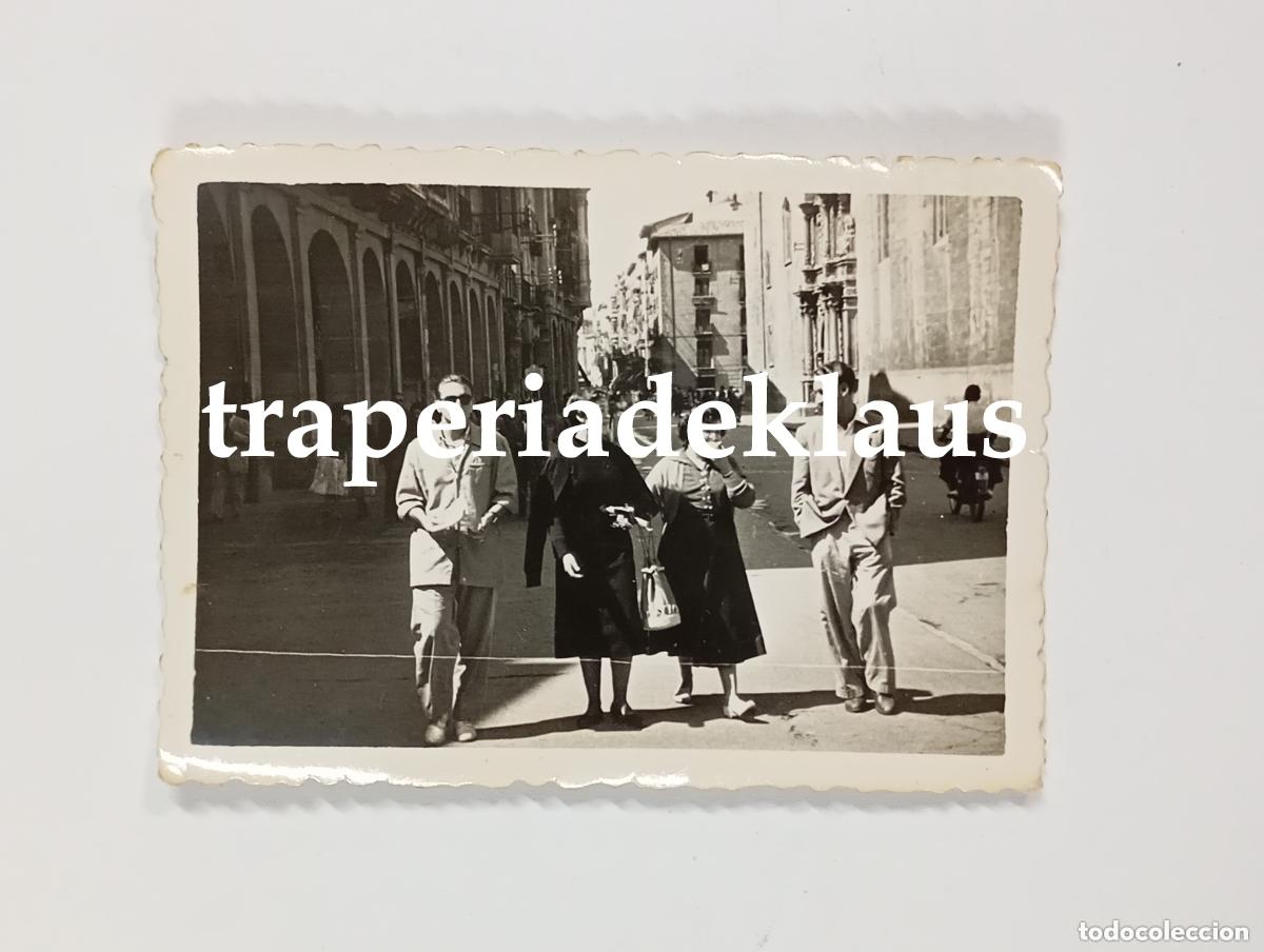 Fotograf&iacute;a antigua: ANTIGUA FOTOGRAF&Iacute;A GENTE CAMINANDO CALLE PORTALES DE LOGRO&Ntilde;O. TDKP26Z2