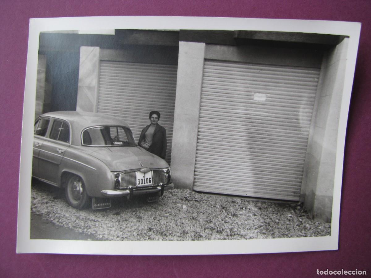 Fotograf&iacute;a antigua: FOTO DE GRANADA? A&Ntilde;OS 1970. COCHE MATRICULA JAEN. 10X7,5 CM