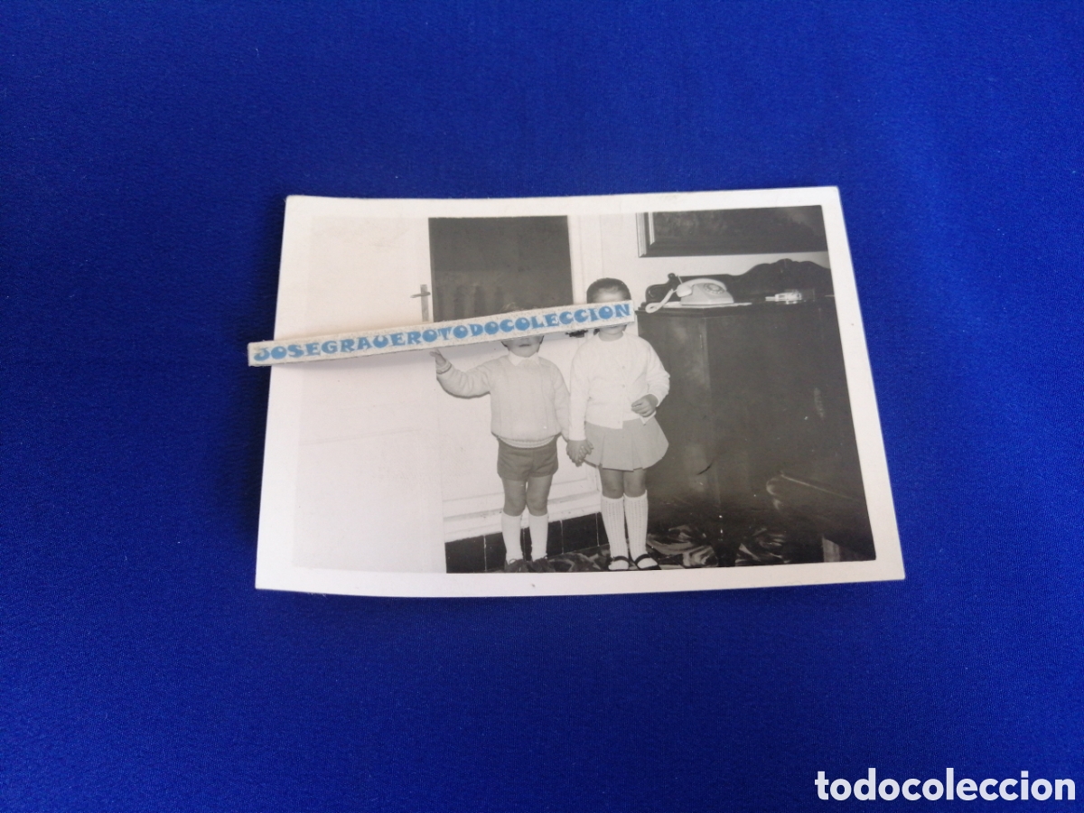 Fotografia antiga: NI&Ntilde;OS MODELOS POSANDO CON TEL&Eacute;FONO ANTIGUO FOTOGRAF&Iacute;A ANTIGUA SIGLO PASADO