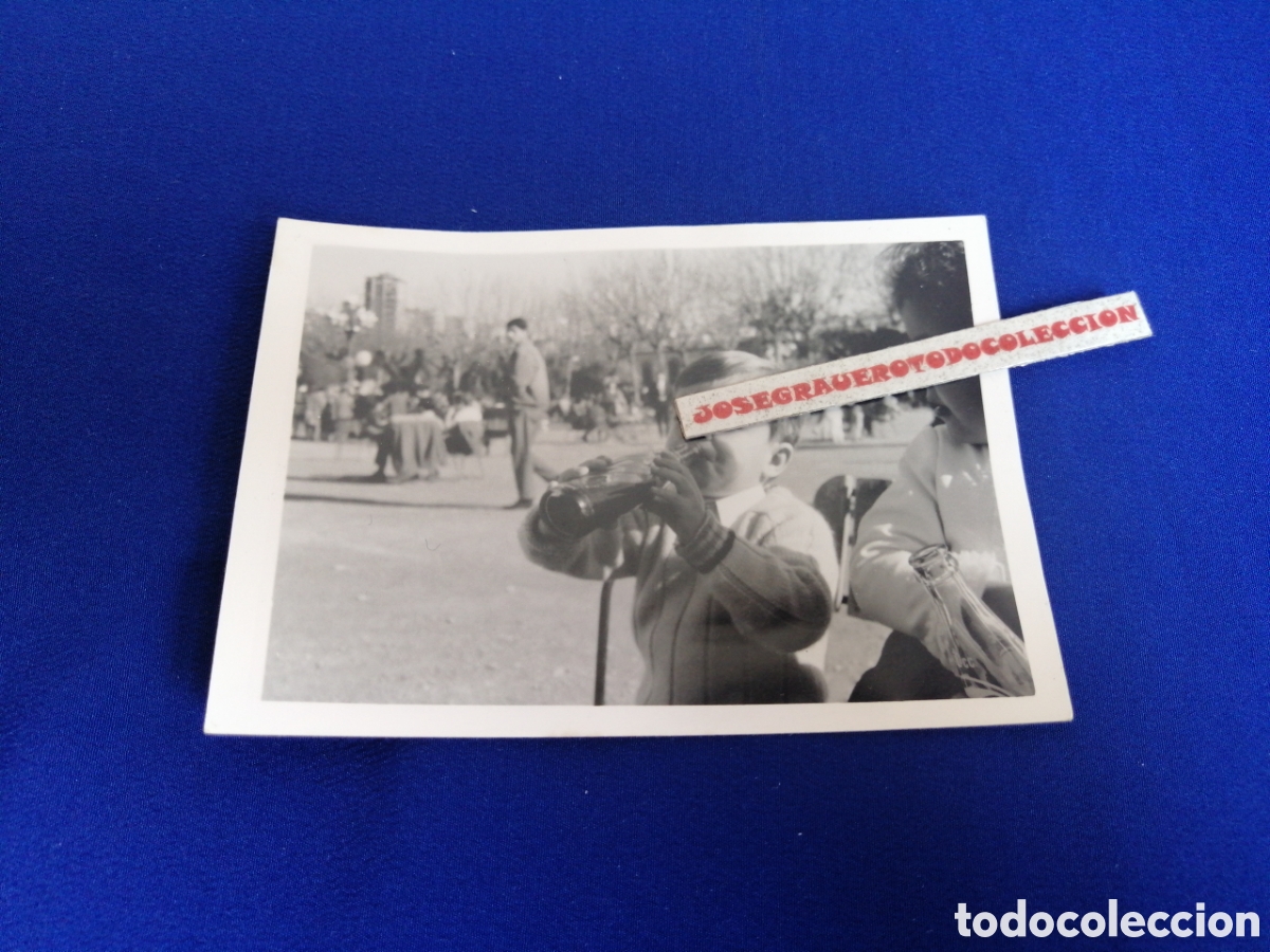 Fotograf&iacute;a antigua: NI&Ntilde;O MODELO BEBIENDO COCA-COLA EN BOTELLA FOTOGRAF&Iacute;A ANTIGUA SIGLO PASADO