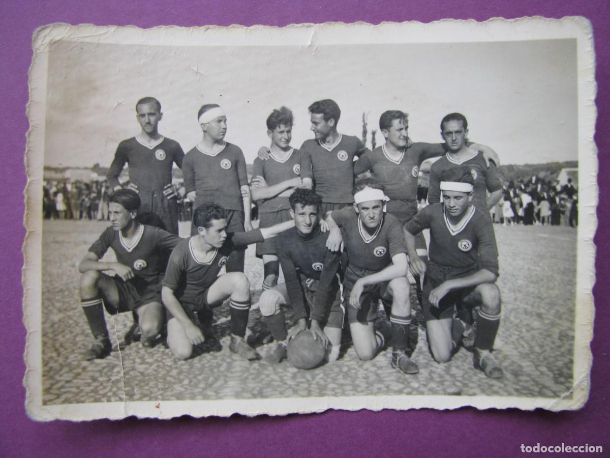 Fotograf&iacute;a antigua: FOTO DE SLGUN EQUIPO DE FUTBOL. A&Ntilde;O 1944. 8,5X6 CM