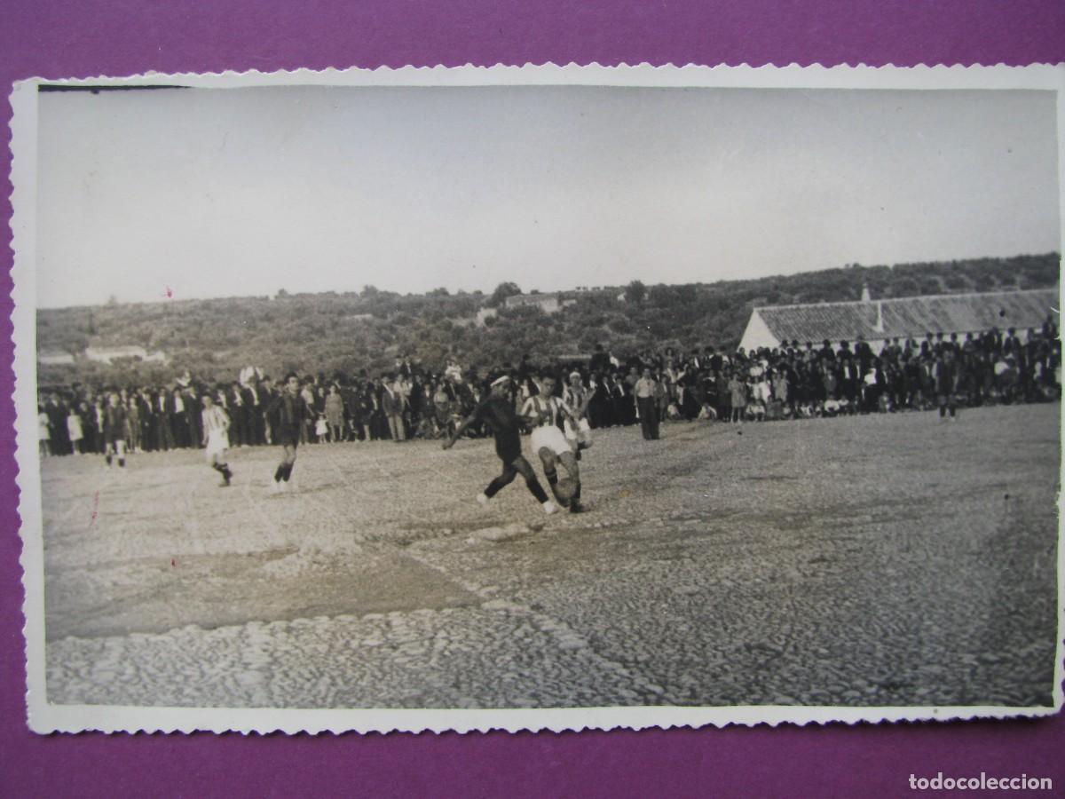 Fotograf&iacute;a antigua: FOTO DE UN PARTIDO DE FUTBOL. 5 SEPTIEMBRE 1945. 13,5X8,5 CM