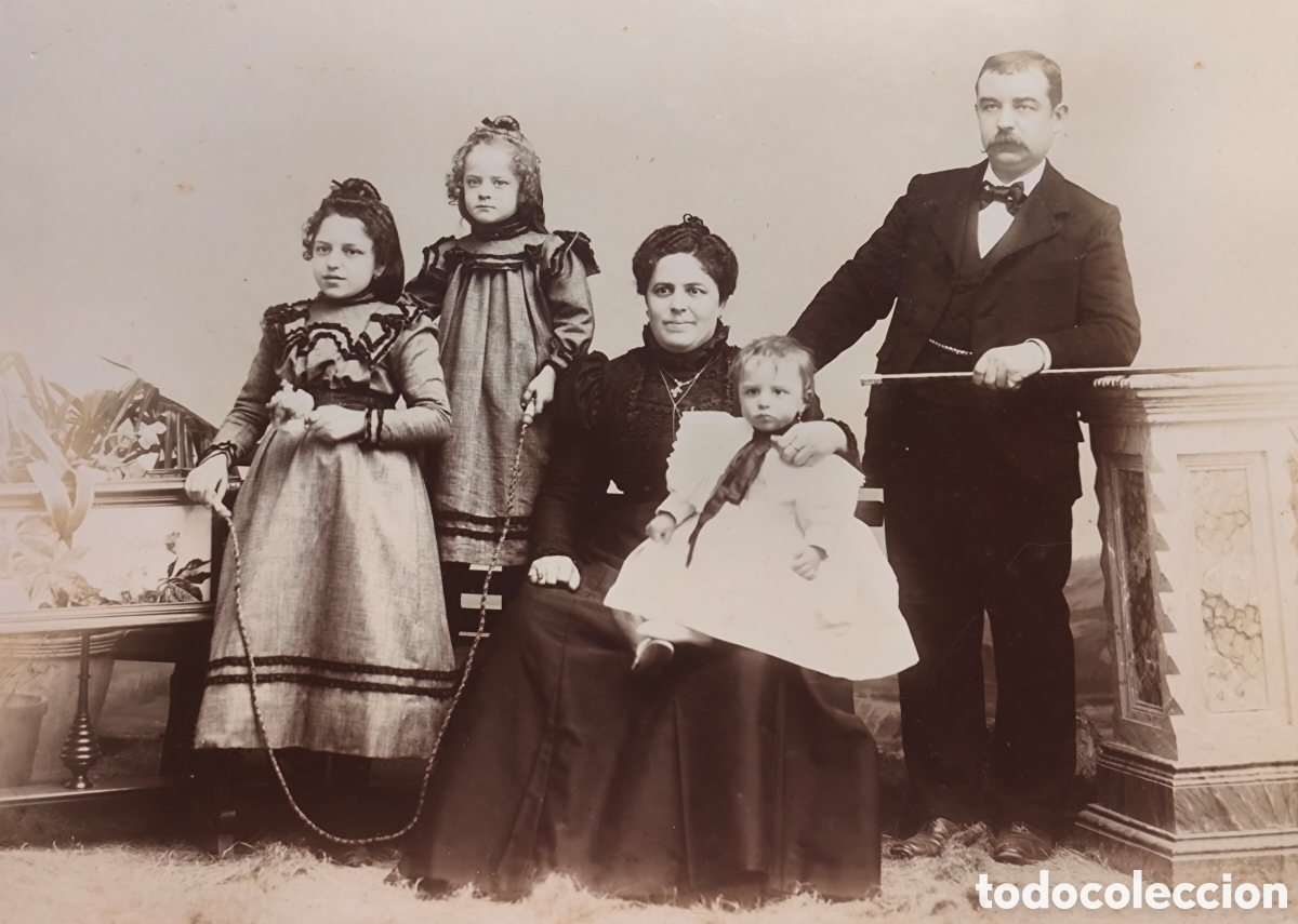 Fotograf&iacute;a antigua: FOTOGRAF&Iacute;A ALB&Uacute;MINA RETRATO FAMILIA COMAS PADR&Oacute; FOT&Oacute;GRAFO JOSEP SAGRIST&Agrave; I CREUS IGUALADA C. 1885